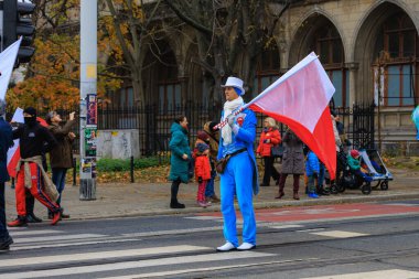 Wroclaw, Polonya - 11 Kasım 2024: Wroclaw 'da Neşeli Bağımsızlık Günü Yürüyüşü, Polonya Bayrakları, Öğrencileri ve 11 Kasım' ı Kutlayan Ailelerle Vatanseverlik Yürüyüşü