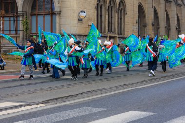 Wroclaw, Polonya - 11 Kasım 2024: Wroclaw 'da Neşeli Bağımsızlık Günü Yürüyüşü, Polonya Bayrakları, Öğrencileri ve 11 Kasım' ı Kutlayan Ailelerle Vatanseverlik Yürüyüşü