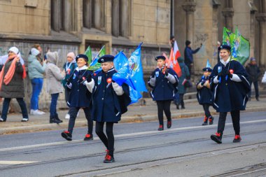 Wroclaw, Polonya - 11 Kasım 2024: Wroclaw 'da Neşeli Bağımsızlık Günü Yürüyüşü, Polonya Bayrakları, Öğrencileri ve 11 Kasım' ı Kutlayan Ailelerle Vatanseverlik Yürüyüşü