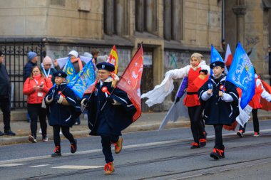 Wroclaw, Polonya - 11 Kasım 2024: Wroclaw 'da Neşeli Bağımsızlık Günü Yürüyüşü, Polonya Bayrakları, Öğrencileri ve 11 Kasım' ı Kutlayan Ailelerle Vatanseverlik Yürüyüşü