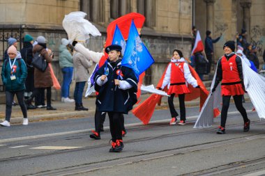 Wroclaw, Polonya - 11 Kasım 2024: Wroclaw 'da Neşeli Bağımsızlık Günü Yürüyüşü, Polonya Bayrakları, Öğrencileri ve 11 Kasım' ı Kutlayan Ailelerle Vatanseverlik Yürüyüşü