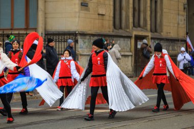 Wroclaw, Polonya - 11 Kasım 2024: Wroclaw 'da Neşeli Bağımsızlık Günü Yürüyüşü, Polonya Bayrakları, Öğrencileri ve 11 Kasım' ı Kutlayan Ailelerle Vatanseverlik Yürüyüşü