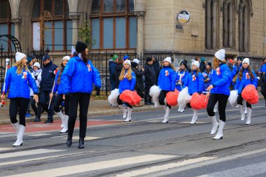 Wroclaw, Polonya - 11 Kasım 2024: Wroclaw 'da Neşeli Bağımsızlık Günü Yürüyüşü, Polonya Bayrakları, Öğrencileri ve 11 Kasım' ı Kutlayan Ailelerle Vatanseverlik Yürüyüşü