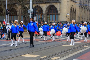 Wroclaw, Polonya - 11 Kasım 2024: Wroclaw 'da Neşeli Bağımsızlık Günü Yürüyüşü, Polonya Bayrakları, Öğrencileri ve 11 Kasım' ı Kutlayan Ailelerle Vatanseverlik Yürüyüşü