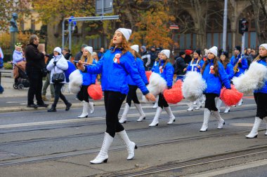 Wroclaw, Polonya - 11 Kasım 2024: Wroclaw 'da Neşeli Bağımsızlık Günü Yürüyüşü, Polonya Bayrakları, Öğrencileri ve 11 Kasım' ı Kutlayan Ailelerle Vatanseverlik Yürüyüşü