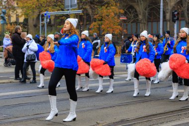 Wroclaw, Polonya - 11 Kasım 2024: Wroclaw 'da Neşeli Bağımsızlık Günü Yürüyüşü, Polonya Bayrakları, Öğrencileri ve 11 Kasım' ı Kutlayan Ailelerle Vatanseverlik Yürüyüşü