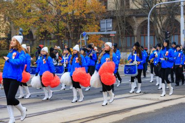 Wroclaw, Polonya - 11 Kasım 2024: Wroclaw 'da Neşeli Bağımsızlık Günü Yürüyüşü, Polonya Bayrakları, Öğrencileri ve 11 Kasım' ı Kutlayan Ailelerle Vatanseverlik Yürüyüşü