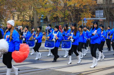 Wroclaw, Polonya - 11 Kasım 2024: Wroclaw 'da Neşeli Bağımsızlık Günü Yürüyüşü, Polonya Bayrakları, Öğrencileri ve 11 Kasım' ı Kutlayan Ailelerle Vatanseverlik Yürüyüşü