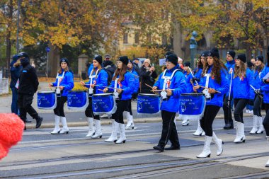 Wroclaw, Polonya - 11 Kasım 2024: Wroclaw 'da Neşeli Bağımsızlık Günü Yürüyüşü, Polonya Bayrakları, Öğrencileri ve 11 Kasım' ı Kutlayan Ailelerle Vatanseverlik Yürüyüşü