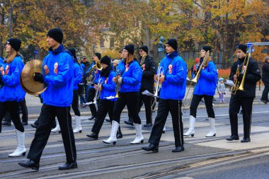 Wroclaw, Polonya - 11 Kasım 2024: Wroclaw 'da Neşeli Bağımsızlık Günü Yürüyüşü, Polonya Bayrakları, Öğrencileri ve 11 Kasım' ı Kutlayan Ailelerle Vatanseverlik Yürüyüşü