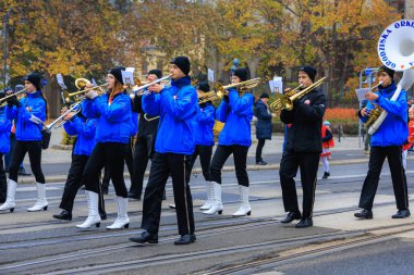 Wroclaw, Polonya - 11 Kasım 2024: Wroclaw 'da Neşeli Bağımsızlık Günü Yürüyüşü, Polonya Bayrakları, Öğrencileri ve 11 Kasım' ı Kutlayan Ailelerle Vatanseverlik Yürüyüşü