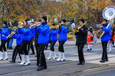 Wroclaw, Polonya - 11 Kasım 2024: Wroclaw 'da Neşeli Bağımsızlık Günü Yürüyüşü, Polonya Bayrakları, Öğrencileri ve 11 Kasım' ı Kutlayan Ailelerle Vatanseverlik Yürüyüşü
