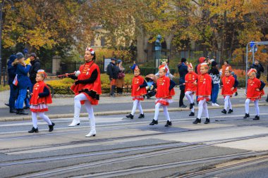 Wroclaw, Polonya - 11 Kasım 2024: Wroclaw 'da Neşeli Bağımsızlık Günü Yürüyüşü, Polonya Bayrakları, Öğrencileri ve 11 Kasım' ı Kutlayan Ailelerle Vatanseverlik Yürüyüşü