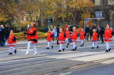 Wroclaw, Polonya - 11 Kasım 2024: Wroclaw 'da Neşeli Bağımsızlık Günü Yürüyüşü, Polonya Bayrakları, Öğrencileri ve 11 Kasım' ı Kutlayan Ailelerle Vatanseverlik Yürüyüşü