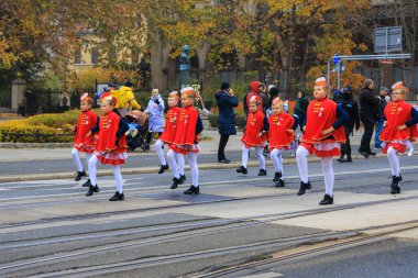 Wroclaw, Polonya - 11 Kasım 2024: Wroclaw 'da Neşeli Bağımsızlık Günü Yürüyüşü, Polonya Bayrakları, Öğrencileri ve 11 Kasım' ı Kutlayan Ailelerle Vatanseverlik Yürüyüşü