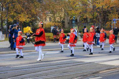 Wroclaw, Polonya - 11 Kasım 2024: Wroclaw 'da Neşeli Bağımsızlık Günü Yürüyüşü, Polonya Bayrakları, Öğrencileri ve 11 Kasım' ı Kutlayan Ailelerle Vatanseverlik Yürüyüşü