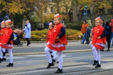Wroclaw, Polonya - 11 Kasım 2024: Wroclaw 'da Neşeli Bağımsızlık Günü Yürüyüşü, Polonya Bayrakları, Öğrencileri ve 11 Kasım' ı Kutlayan Ailelerle Vatanseverlik Yürüyüşü