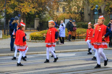 Wroclaw, Polonya - 11 Kasım 2024: Wroclaw 'da Neşeli Bağımsızlık Günü Yürüyüşü, Polonya Bayrakları, Öğrencileri ve 11 Kasım' ı Kutlayan Ailelerle Vatanseverlik Yürüyüşü