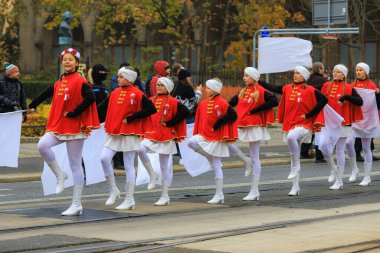 Wroclaw, Polonya - 11 Kasım 2024: Wroclaw 'da Neşeli Bağımsızlık Günü Yürüyüşü, Polonya Bayrakları, Öğrencileri ve 11 Kasım' ı Kutlayan Ailelerle Vatanseverlik Yürüyüşü