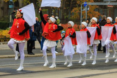 Wroclaw, Polonya - 11 Kasım 2024: Wroclaw 'da Neşeli Bağımsızlık Günü Yürüyüşü, Polonya Bayrakları, Öğrencileri ve 11 Kasım' ı Kutlayan Ailelerle Vatanseverlik Yürüyüşü