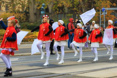 Wroclaw, Polonya - 11 Kasım 2024: Wroclaw 'da Neşeli Bağımsızlık Günü Yürüyüşü, Polonya Bayrakları, Öğrencileri ve 11 Kasım' ı Kutlayan Ailelerle Vatanseverlik Yürüyüşü