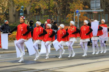 Wroclaw, Polonya - 11 Kasım 2024: Wroclaw 'da Neşeli Bağımsızlık Günü Yürüyüşü, Polonya Bayrakları, Öğrencileri ve 11 Kasım' ı Kutlayan Ailelerle Vatanseverlik Yürüyüşü