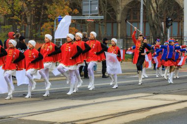 Wroclaw, Polonya - 11 Kasım 2024: Wroclaw 'da Neşeli Bağımsızlık Günü Yürüyüşü, Polonya Bayrakları, Öğrencileri ve 11 Kasım' ı Kutlayan Ailelerle Vatanseverlik Yürüyüşü