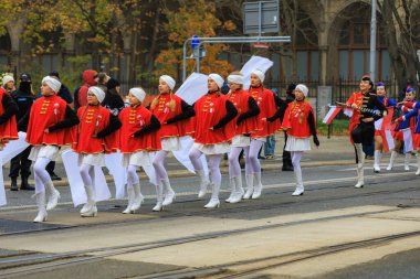 Wroclaw, Polonya - 11 Kasım 2024: Wroclaw 'da Neşeli Bağımsızlık Günü Yürüyüşü, Polonya Bayrakları, Öğrencileri ve 11 Kasım' ı Kutlayan Ailelerle Vatanseverlik Yürüyüşü
