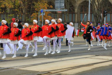 Wroclaw, Polonya - 11 Kasım 2024: Wroclaw 'da Neşeli Bağımsızlık Günü Yürüyüşü, Polonya Bayrakları, Öğrencileri ve 11 Kasım' ı Kutlayan Ailelerle Vatanseverlik Yürüyüşü