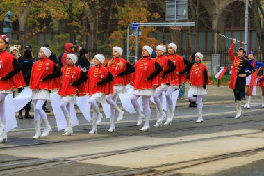 Wroclaw, Polonya - 11 Kasım 2024: Wroclaw 'da Neşeli Bağımsızlık Günü Yürüyüşü, Polonya Bayrakları, Öğrencileri ve 11 Kasım' ı Kutlayan Ailelerle Vatanseverlik Yürüyüşü