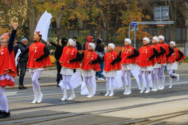 Wroclaw, Polonya - 11 Kasım 2024: Wroclaw 'da Neşeli Bağımsızlık Günü Yürüyüşü, Polonya Bayrakları, Öğrencileri ve 11 Kasım' ı Kutlayan Ailelerle Vatanseverlik Yürüyüşü