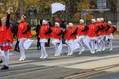 Wroclaw, Polonya - 11 Kasım 2024: Wroclaw 'da Neşeli Bağımsızlık Günü Yürüyüşü, Polonya Bayrakları, Öğrencileri ve 11 Kasım' ı Kutlayan Ailelerle Vatanseverlik Yürüyüşü