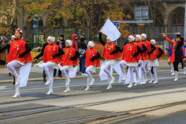 Wroclaw, Polonya - 11 Kasım 2024: Wroclaw 'da Neşeli Bağımsızlık Günü Yürüyüşü, Polonya Bayrakları, Öğrencileri ve 11 Kasım' ı Kutlayan Ailelerle Vatanseverlik Yürüyüşü