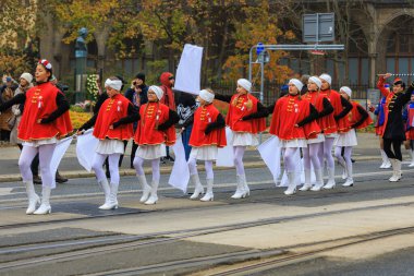 Wroclaw, Polonya - 11 Kasım 2024: Wroclaw 'da Neşeli Bağımsızlık Günü Yürüyüşü, Polonya Bayrakları, Öğrencileri ve 11 Kasım' ı Kutlayan Ailelerle Vatanseverlik Yürüyüşü