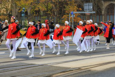 Wroclaw, Polonya - 11 Kasım 2024: Wroclaw 'da Neşeli Bağımsızlık Günü Yürüyüşü, Polonya Bayrakları, Öğrencileri ve 11 Kasım' ı Kutlayan Ailelerle Vatanseverlik Yürüyüşü