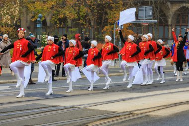 Wroclaw, Polonya - 11 Kasım 2024: Wroclaw 'da Neşeli Bağımsızlık Günü Yürüyüşü, Polonya Bayrakları, Öğrencileri ve 11 Kasım' ı Kutlayan Ailelerle Vatanseverlik Yürüyüşü