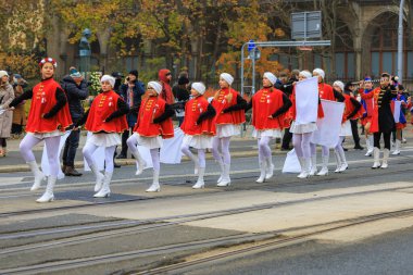 Wroclaw, Polonya - 11 Kasım 2024: Wroclaw 'da Neşeli Bağımsızlık Günü Yürüyüşü, Polonya Bayrakları, Öğrencileri ve 11 Kasım' ı Kutlayan Ailelerle Vatanseverlik Yürüyüşü