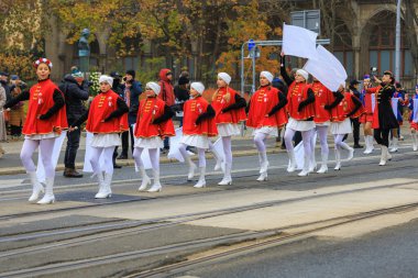 Wroclaw, Polonya - 11 Kasım 2024: Wroclaw 'da Neşeli Bağımsızlık Günü Yürüyüşü, Polonya Bayrakları, Öğrencileri ve 11 Kasım' ı Kutlayan Ailelerle Vatanseverlik Yürüyüşü
