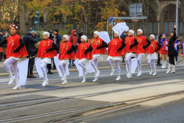 Wroclaw, Polonya - 11 Kasım 2024: Wroclaw 'da Neşeli Bağımsızlık Günü Yürüyüşü, Polonya Bayrakları, Öğrencileri ve 11 Kasım' ı Kutlayan Ailelerle Vatanseverlik Yürüyüşü