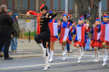 Wroclaw, Polonya - 11 Kasım 2024: Wroclaw 'da Neşeli Bağımsızlık Günü Yürüyüşü, Polonya Bayrakları, Öğrencileri ve 11 Kasım' ı Kutlayan Ailelerle Vatanseverlik Yürüyüşü