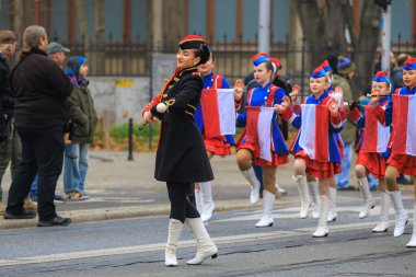 Wroclaw, Polonya - 11 Kasım 2024: Wroclaw 'da Neşeli Bağımsızlık Günü Yürüyüşü, Polonya Bayrakları, Öğrencileri ve 11 Kasım' ı Kutlayan Ailelerle Vatanseverlik Yürüyüşü