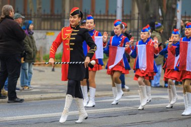 Wroclaw, Polonya - 11 Kasım 2024: Wroclaw 'da Neşeli Bağımsızlık Günü Yürüyüşü, Polonya Bayrakları, Öğrencileri ve 11 Kasım' ı Kutlayan Ailelerle Vatanseverlik Yürüyüşü