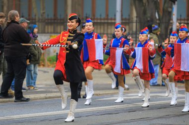 Wroclaw, Polonya - 11 Kasım 2024: Wroclaw 'da Neşeli Bağımsızlık Günü Yürüyüşü, Polonya Bayrakları, Öğrencileri ve 11 Kasım' ı Kutlayan Ailelerle Vatanseverlik Yürüyüşü