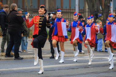 Wroclaw, Polonya - 11 Kasım 2024: Wroclaw 'da Neşeli Bağımsızlık Günü Yürüyüşü, Polonya Bayrakları, Öğrencileri ve 11 Kasım' ı Kutlayan Ailelerle Vatanseverlik Yürüyüşü