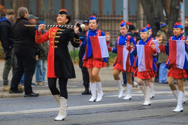 Wroclaw, Polonya - 11 Kasım 2024: Wroclaw 'da Neşeli Bağımsızlık Günü Yürüyüşü, Polonya Bayrakları, Öğrencileri ve 11 Kasım' ı Kutlayan Ailelerle Vatanseverlik Yürüyüşü