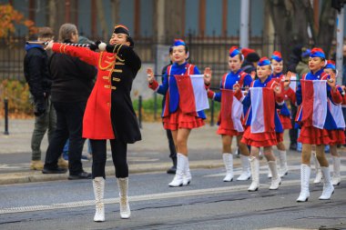 Wroclaw, Polonya - 11 Kasım 2024: Wroclaw 'da Neşeli Bağımsızlık Günü Yürüyüşü, Polonya Bayrakları, Öğrencileri ve 11 Kasım' ı Kutlayan Ailelerle Vatanseverlik Yürüyüşü