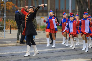 Wroclaw, Polonya - 11 Kasım 2024: Wroclaw 'da Neşeli Bağımsızlık Günü Yürüyüşü, Polonya Bayrakları, Öğrencileri ve 11 Kasım' ı Kutlayan Ailelerle Vatanseverlik Yürüyüşü