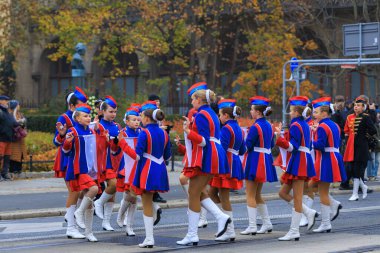 Wroclaw, Polonya - 11 Kasım 2024: Wroclaw 'da Neşeli Bağımsızlık Günü Yürüyüşü, Polonya Bayrakları, Öğrencileri ve 11 Kasım' ı Kutlayan Ailelerle Vatanseverlik Yürüyüşü