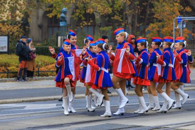 Wroclaw, Polonya - 11 Kasım 2024: Wroclaw 'da Neşeli Bağımsızlık Günü Yürüyüşü, Polonya Bayrakları, Öğrencileri ve 11 Kasım' ı Kutlayan Ailelerle Vatanseverlik Yürüyüşü