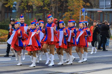 Wroclaw, Polonya - 11 Kasım 2024: Wroclaw 'da Neşeli Bağımsızlık Günü Yürüyüşü, Polonya Bayrakları, Öğrencileri ve 11 Kasım' ı Kutlayan Ailelerle Vatanseverlik Yürüyüşü